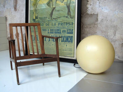 Esta lámpara se compone de un lío de alambre oxidado, suspendido por la parte superior con el cable de la luminária envuelto en cordel de cáñamo